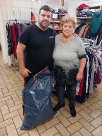 Helfen in der Caritas-Kleiderkammer